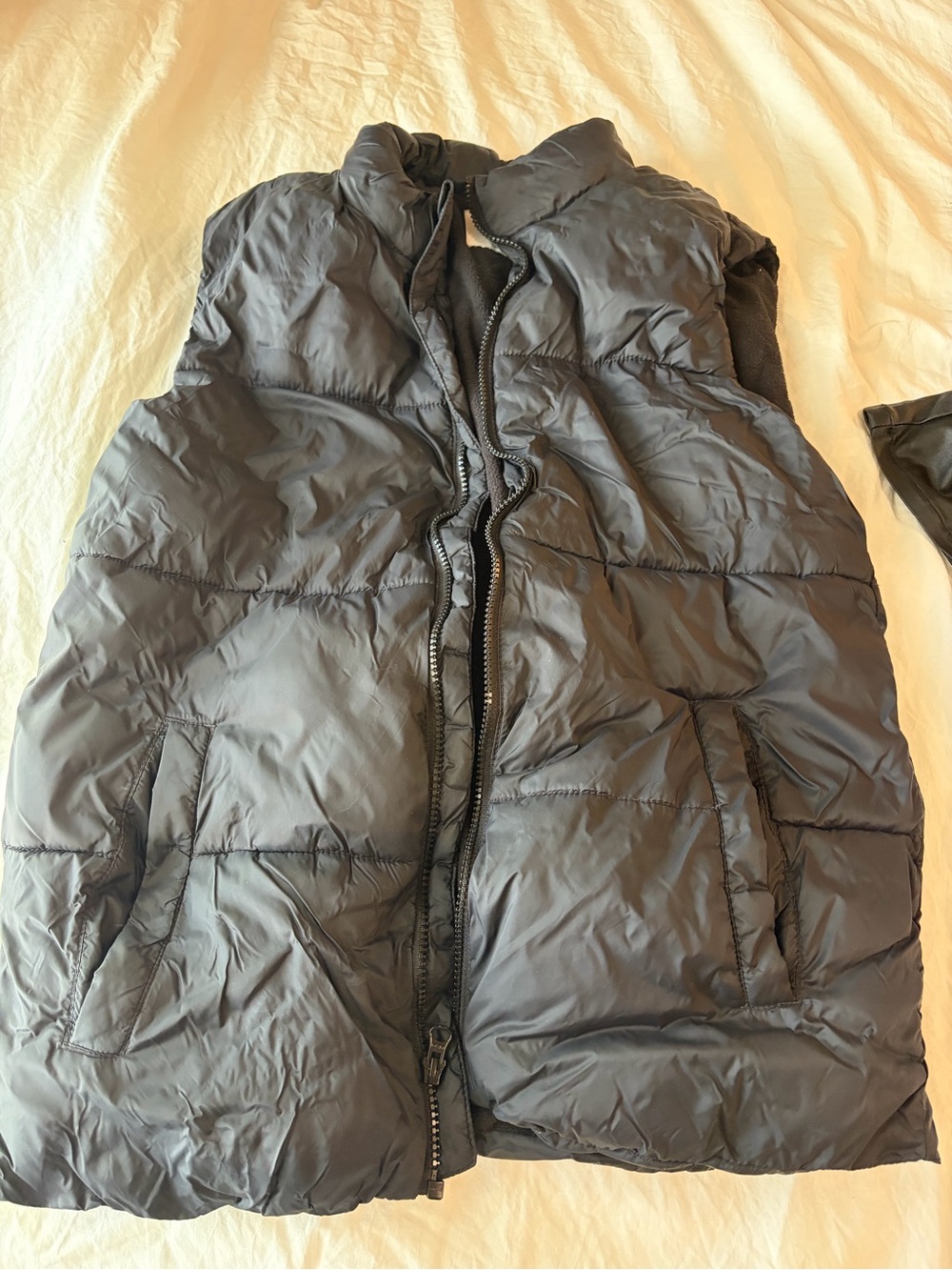 Old Navy Men's Quilted Puffer Vest in Black